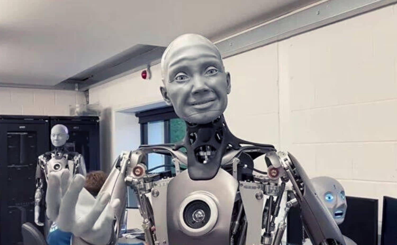 روبوت ameca يتفاعل مع البشر بسلوك بشري مماثل