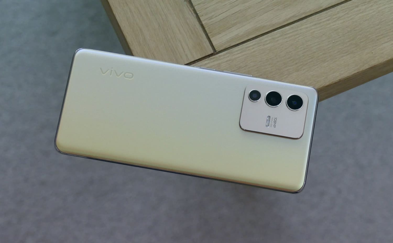 فيفو تطلق هاتفها Vivo V23 Pro متغير اللون